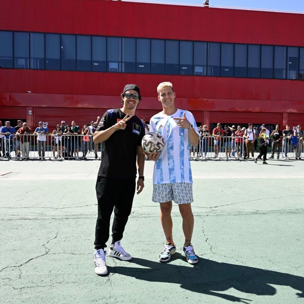 A friendly match between teammates  

@frankymorbido and @fabioquartararo20 impr...