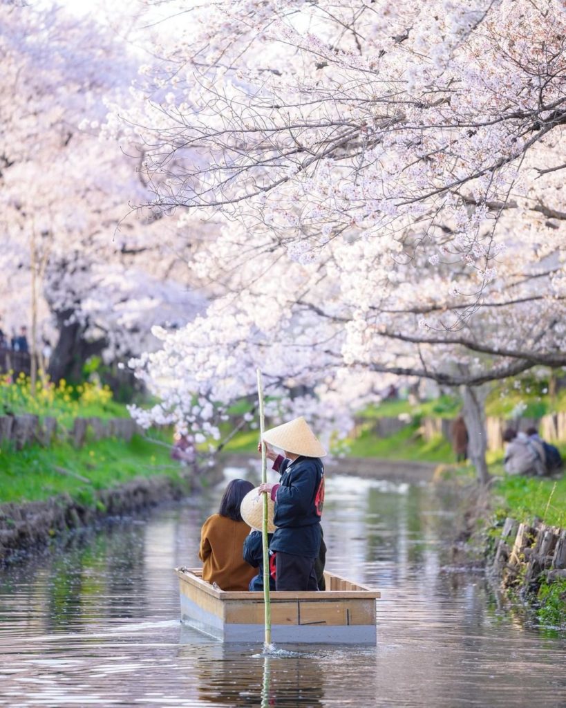 Ah, to be floating down the Shingashi River in Saitama Prefecture in a gondola u...