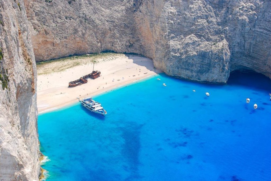 .
#ザキントス島 の美しい青い海
船に乗らないとたどり着けないナヴァイオビーチ
#MyAprilAdventure  The beautiful turquo...