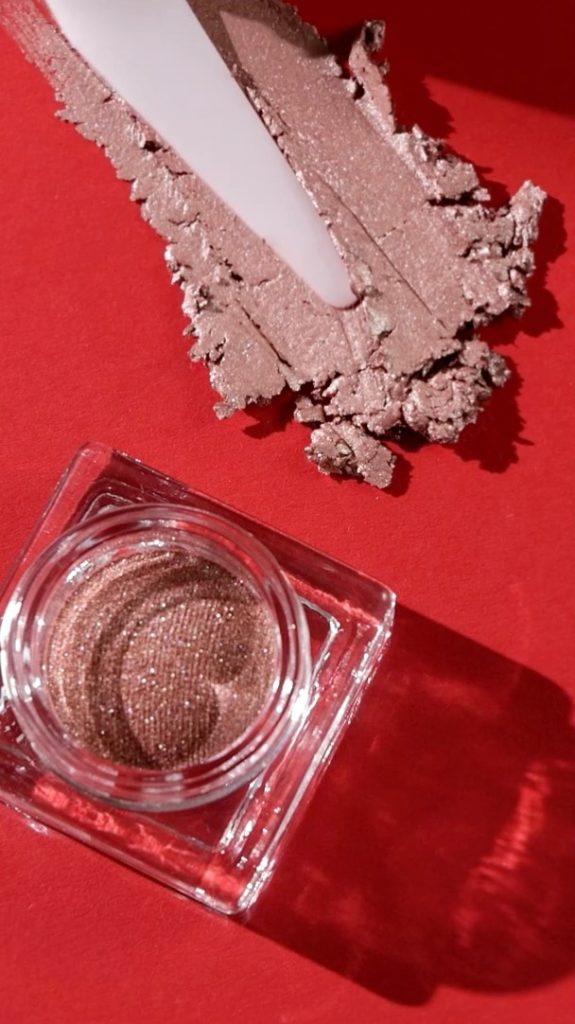 You’ve never felt a highlighter like Aura Dew before. Use fingertips to glide th...