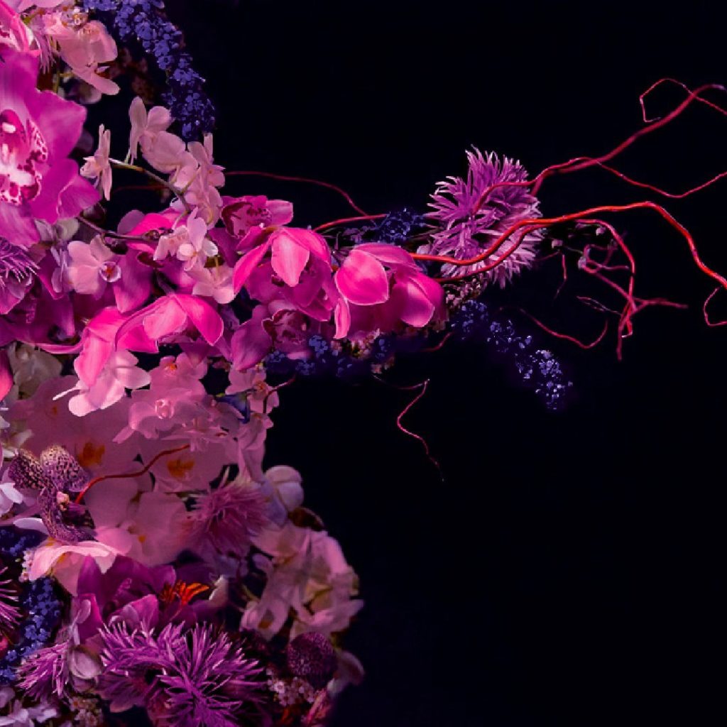 A purple bouquet sharpened by woods. The perfect balance between strength and fe...