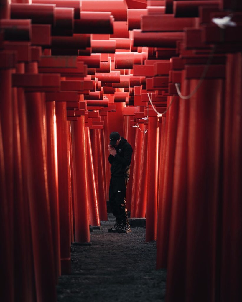 Look at the cool effect of this passageway of over 300 torii gates in varying si...