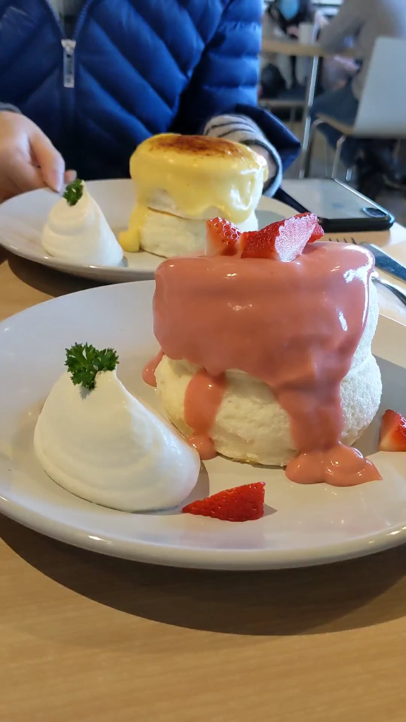 Fluffly pancake jiggle (Creme brulee and strawberry)