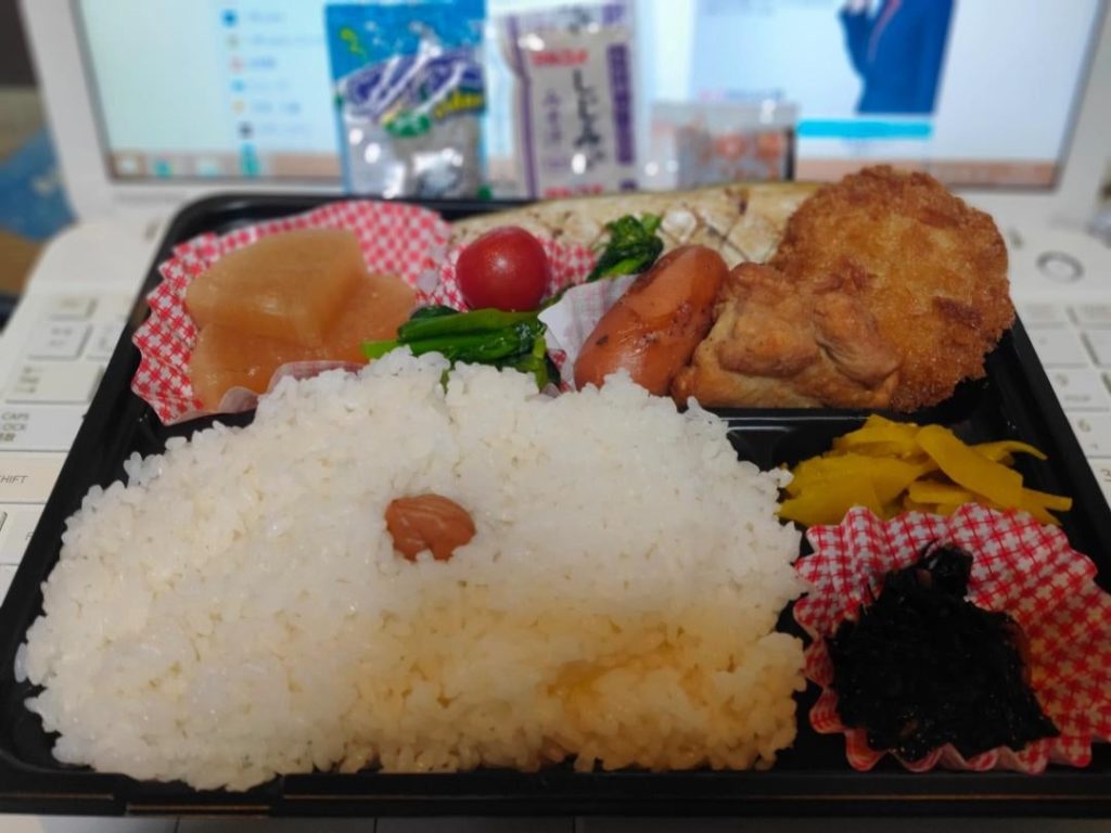 Today's Bento. The simmered radish is soaked in soup stock and is delicious.