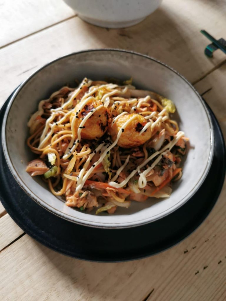 Yakisoba with teriyaki salmon 😊