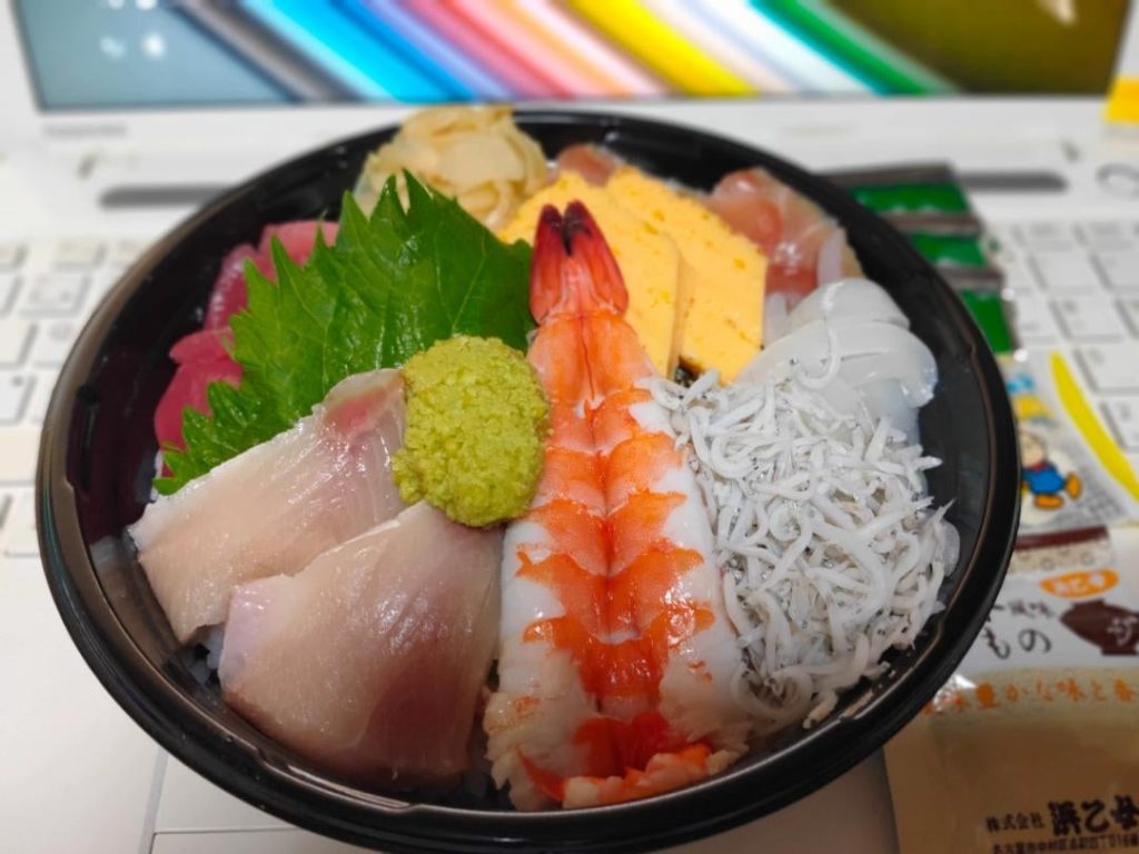 Seafood bowl for lunch at a local izakaya.This costs 5$, so I was surprised at how low price.