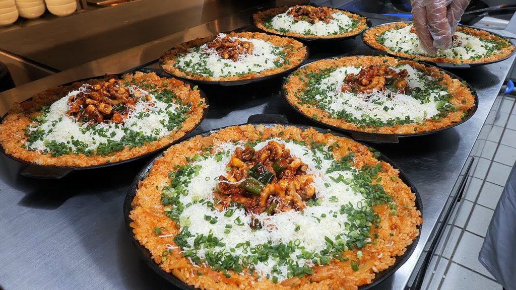 가마솥 치즈 낙지 볶음밥 / cauldron spicy cheese octopus fried rice / korean street food