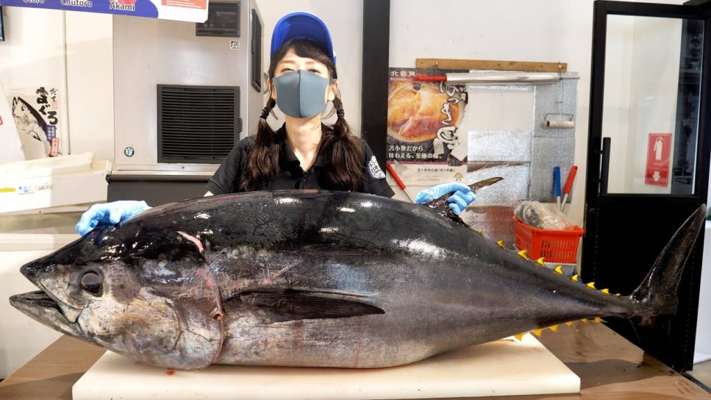 초대형 생참치 해체쇼! 자신보다 무거운 참치를 해체 하는 미녀 달인 / Giant tuna cutting | Thailand street food