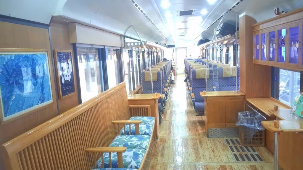 Umisachi Yamasachi, a Japanese resort limited express that is healed by the wooden interior. Umisachi Yamasachi, a Japanese resort limited express that is healed by the wooden interior.