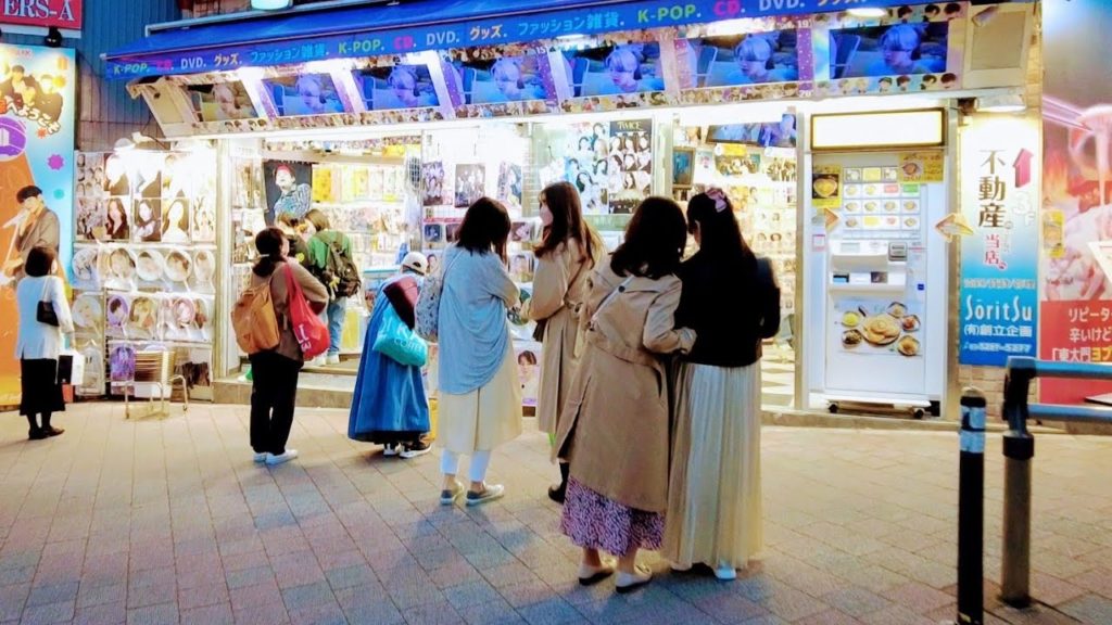 【新大久保散歩】ShinOkubo Walk in Tokyo | 週末の夕方、ゆっくり新大久保を散歩(新大久保駅・大久保通り・イケメン通り・スマイルカフェ・マッコリの物語・アイドルパーク) 【新大久保散歩】ShinOkubo Walk in Tokyo | 週末の夕方、ゆっくり新大久保を散歩(新大久保駅・大久保通り・イケメン通り・スマイルカフェ・マッコリの物語・アイドルパーク)