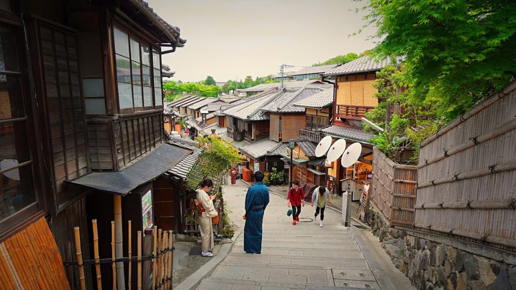 From Ninenzaka to Kiyomizudera in Kyoto, Japan. Enjoy the nostalgic stone road, and ancient city.