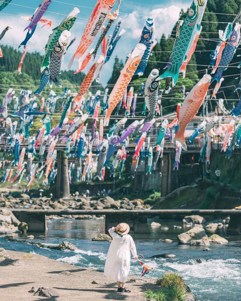 Visit Japan: At Tsuetate Onsen, over 3,500 giant koi streamers dance in the breeze! These co… At Tsuetate Onsen, over 3,500 giant koi streamers dance in the breeze! These co...