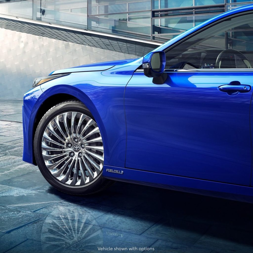 Sleek design and innovative engineering. #Mirai #LetsGoPlaces...