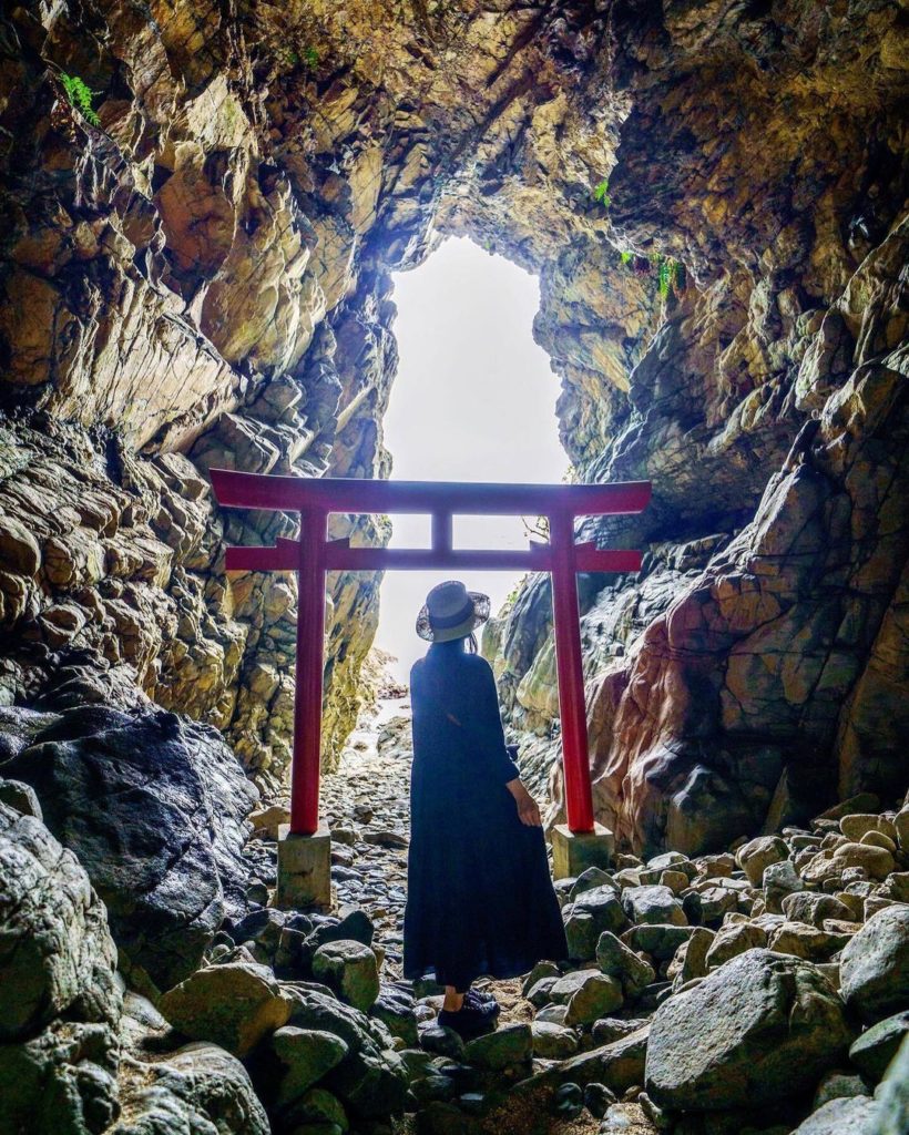 This is Udo Shrine, located on the eastern side of Oomi Shrine in Miyazaki Prefe...