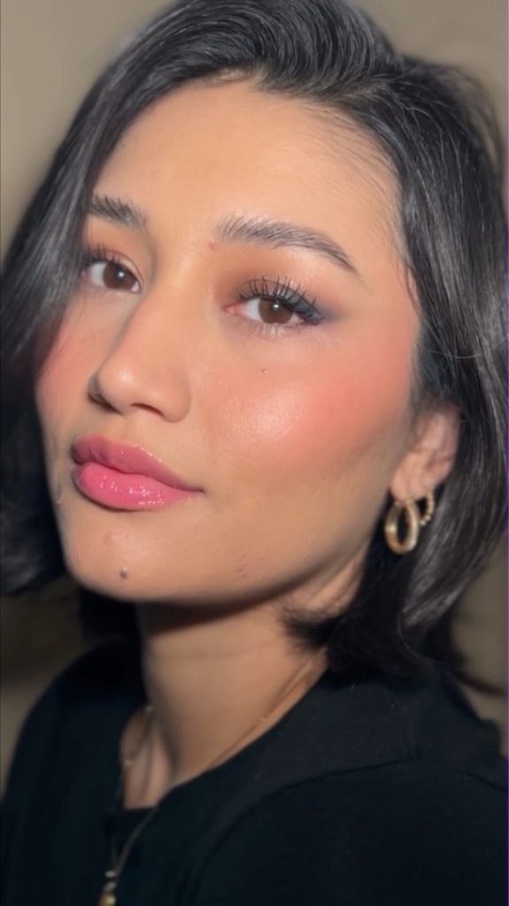 SHISEIDO: Soft smoky eyes meet a power pink lip. Get ready with @camiladerizans using a fe… Soft smoky eyes meet a power pink lip. Get ready with @camiladerizans using a fe...