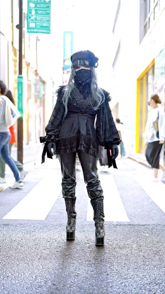 Tokyo Fashion: Japanese shironuri artist Minori (@minori00mon) on the street in Harajuku today…. Japanese shironuri artist Minori (@minori00mon) on the street in Harajuku today....