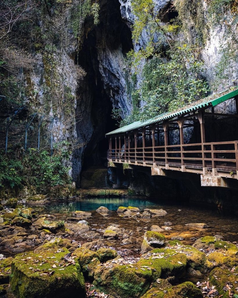 Visit Japan: If you think the wooden bridge entrance to Akiyoshido limestone caves is impress… If you think the wooden bridge entrance to Akiyoshido limestone caves is impress...