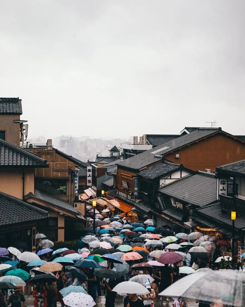 Japan Travel: A rainy, pre-pandemic day in Kyoto.
: @kk.kttt
—–
Kyoto, Japan
.
.
.
.
.
… A rainy, pre-pandemic day in Kyoto.
: @kk.kttt
-----
Kyoto, Japan
.
.
.
.
.
...