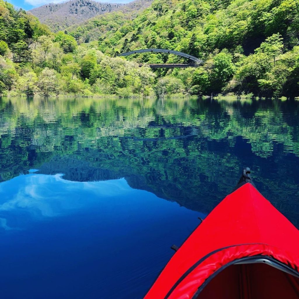 .
時期によってさまざまな色を見せる #奥四万湖 
カヤックに乗って新緑の景色をひとり占め
#PicturePerfectMay  Lake Okushima ...