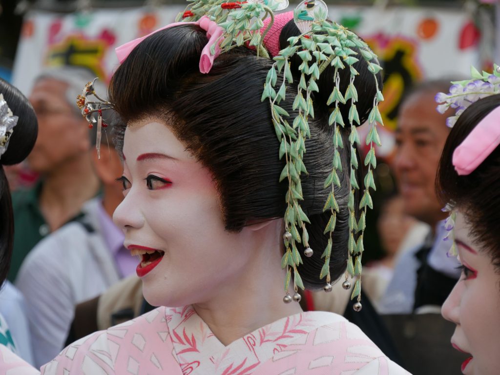 Maiko at Asakusa Temple
