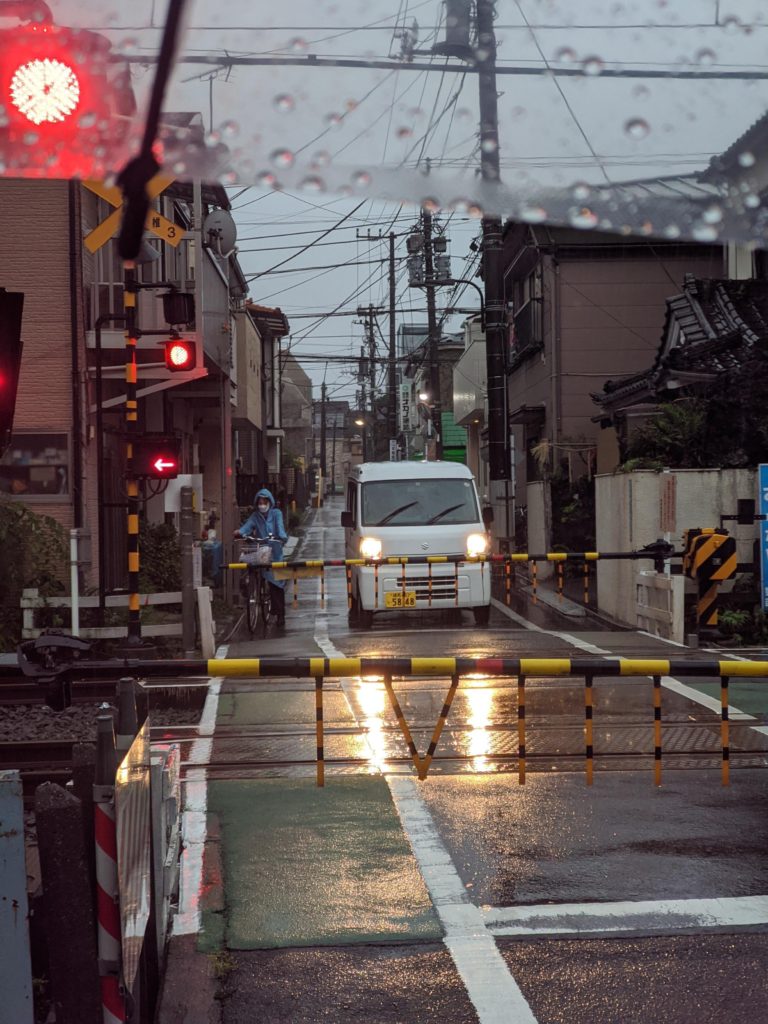 雨の裏道