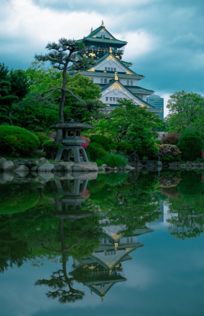 Osaka castle and its reflection! I post daily on my Instagram @axou_in_japan 😁