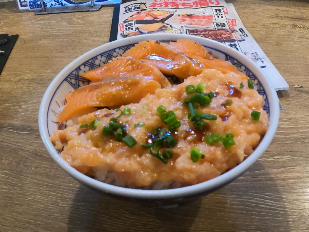 ( Isomaru Suisan ) Salmon negitoro don ( Lunch time )
