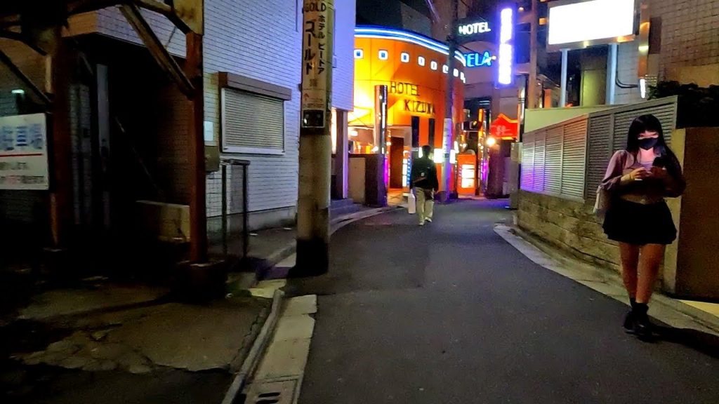 休日で賑わう夜の鶯谷周辺を散歩！2022年