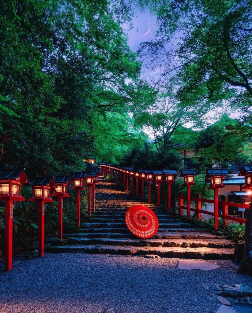 We just love this time of year when everything feels so lush and green!  If you'...