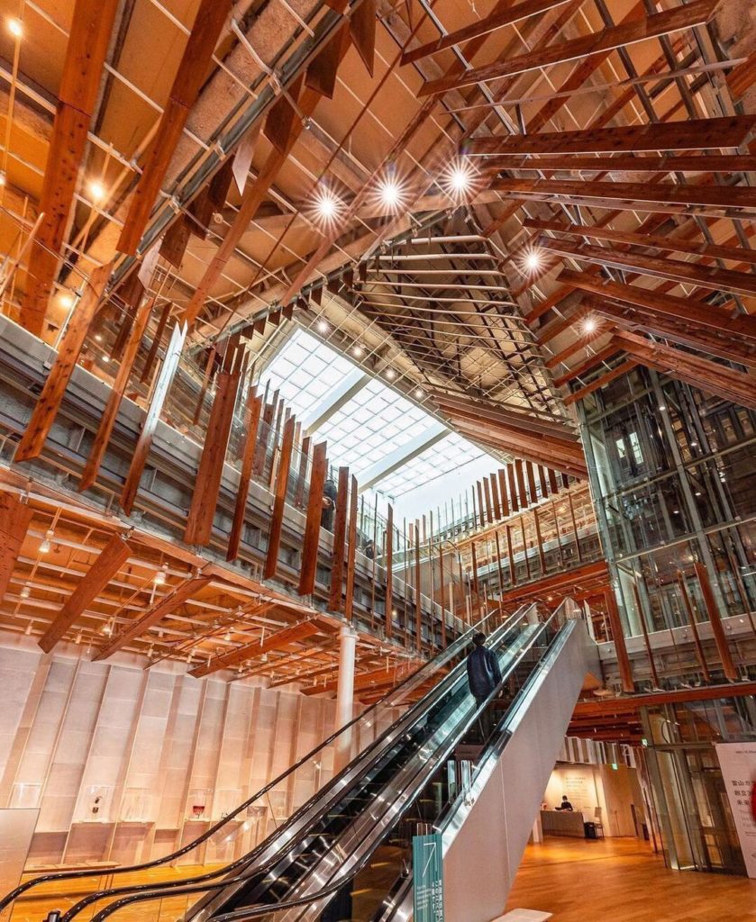 With ample facilities for supporting and training glass artisans, Toyama City is...