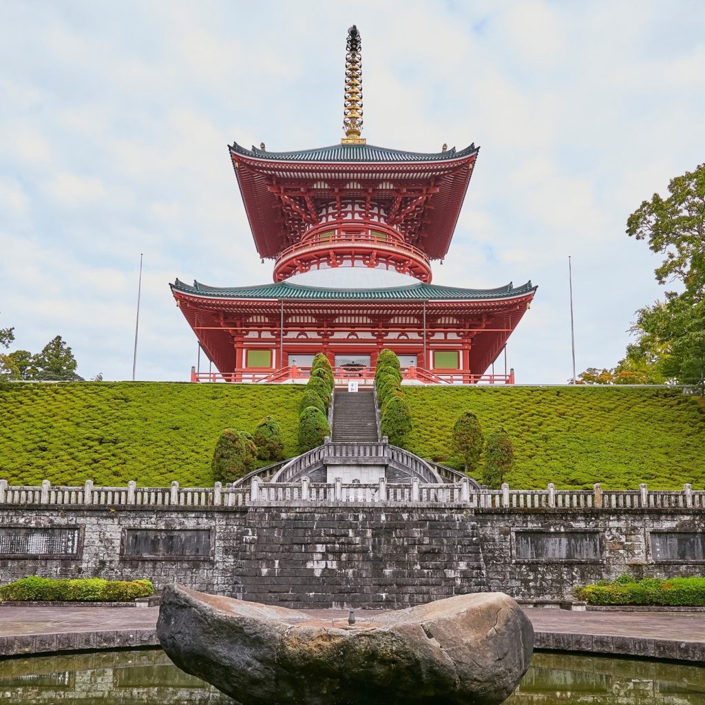 Ancient temples, a scenic canal district and a glimpse of... hell?! We must be i...