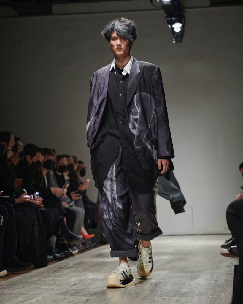 Yohji Yamamoto POUR HOMME Spring-Summer 2023⁠
⁠
#YohjiYamamotoPOURHOMME⁠
#YohjiY...