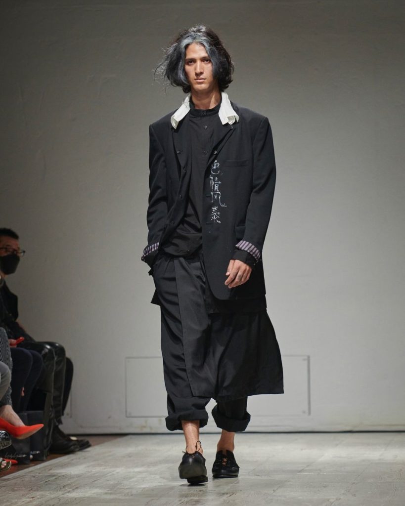 Yohji Yamamoto POUR HOMME Spring-Summer 2023⁠
⁠
#YohjiYamamotoPOURHOMME⁠
#YohjiY...