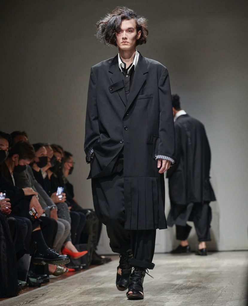 Yohji Yamamoto POUR HOMME Spring-Summer 2023⁠
⁠
#YohjiYamamotoPOURHOMME⁠
#YohjiY...