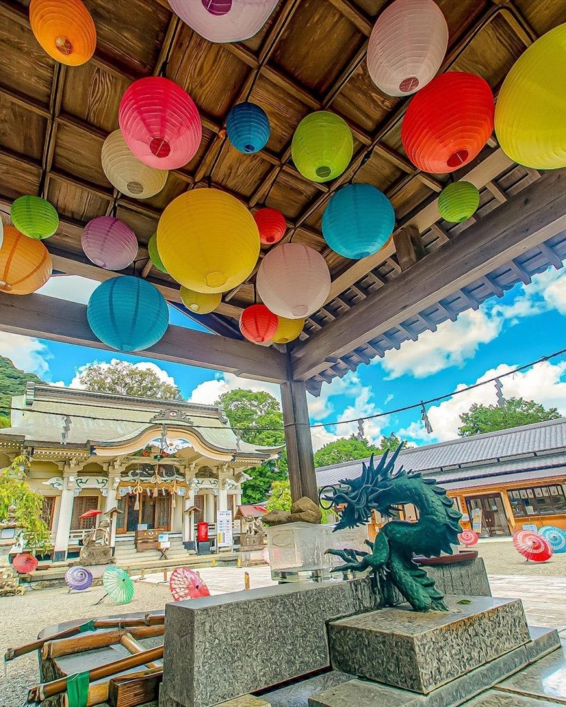 Colorful decorations and a dragon? Where might this lovely shrine be? 
You’ll fi...