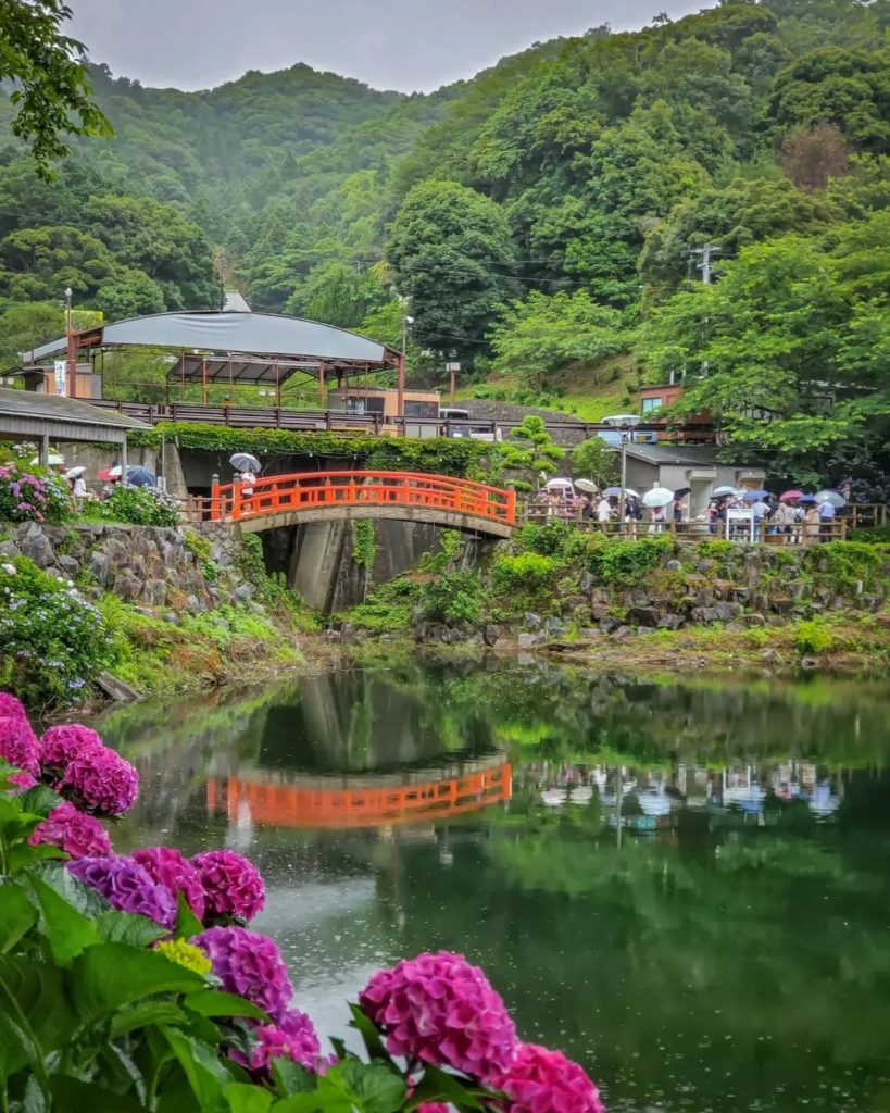 Katahara Onsen is a picturesque hot springs village in Aichi Prefecture, and it'...