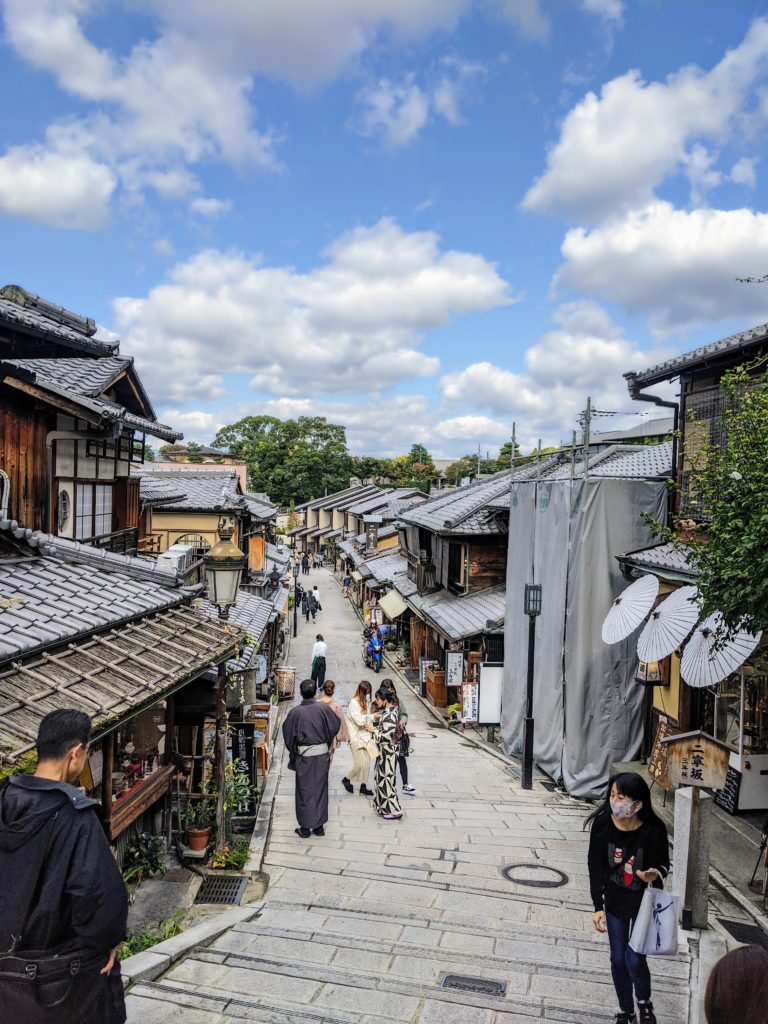 It is the best time to visit Kyoto, with fewer tourists. Why don't you come to Kyoto?