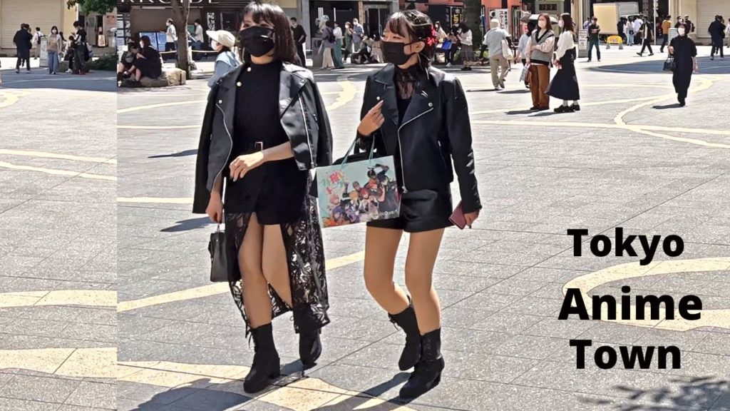 Tokyo's Anime Town Full of Cute Cosplays on lunch time