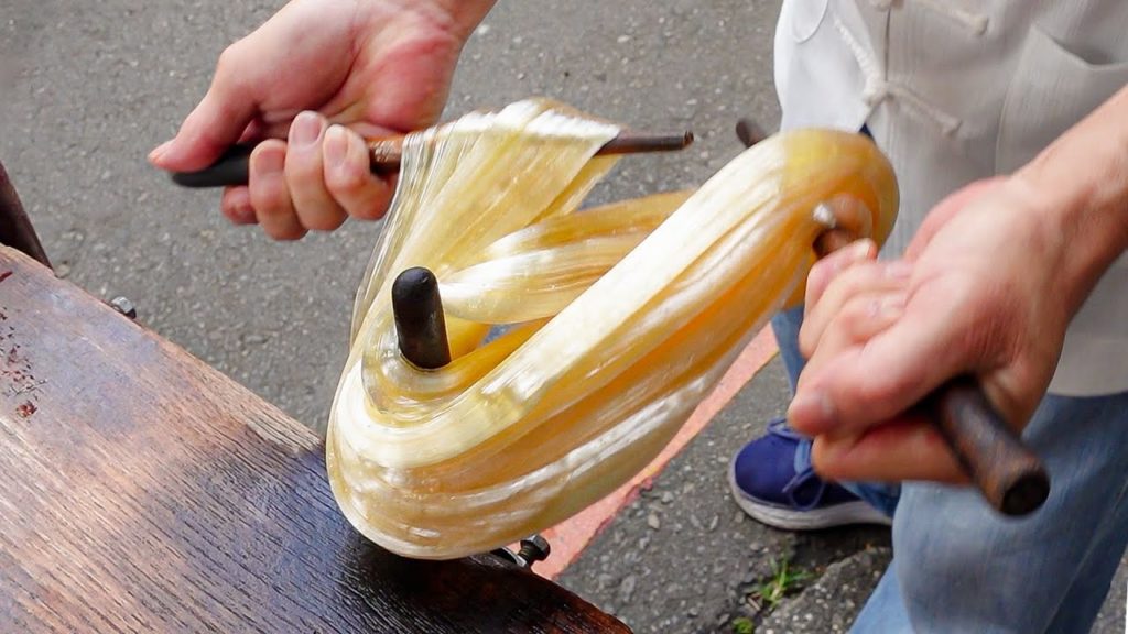 Amazing skills! The longest handmade pulled candy making show! / 古早味白糖蔥製作 - Taiwan street food