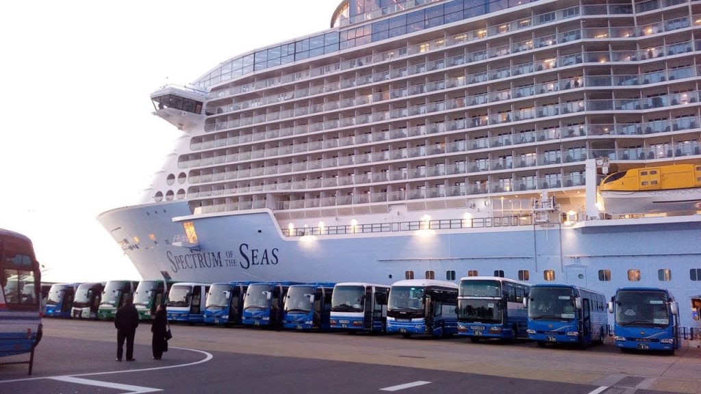 観光バス 17万トン客船を迎える マリンポ-ト鹿児島 12月12日スペクトラム・オブ・ザ・シーズバハマ入港 Spectrum of the Seas arrived on December 12 観光バス 17万トン客船を迎える マリンポ-ト鹿児島 12月12日スペクトラム・オブ・ザ・シーズバハマ入港 Spectrum of the Seas arrived on December 12