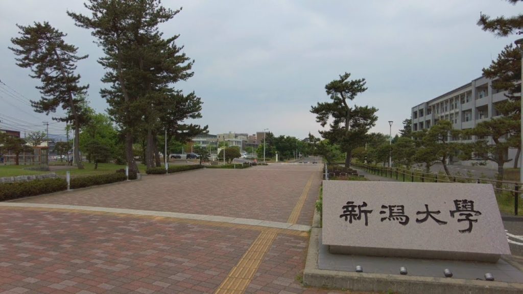 新潟大学前駅から新潟大学までの長い道のりと、坂井神社。小雨。【4K】22/05/21