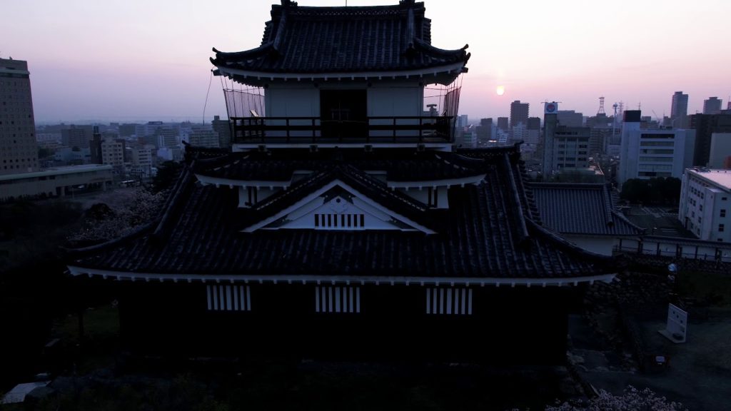 プロが撮る！ドローン空撮⑨ 浜松城の天守閣越しに昇る朝日を望む｜Funmee!![ファンミー]