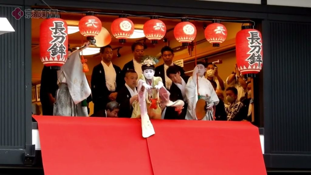 【2022祇園祭】京都・祇園祭　長刀鉾の吉符入りで「太平の舞」を披露する稚児（2022年7月5日　京都市下京区・長刀鉾町会所）