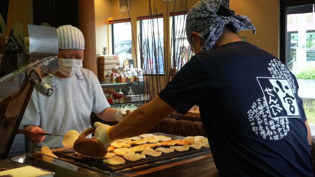 1700 rice crackers a day!! How to make Japanese Traditional senbei! Japanese snack せんべい street food