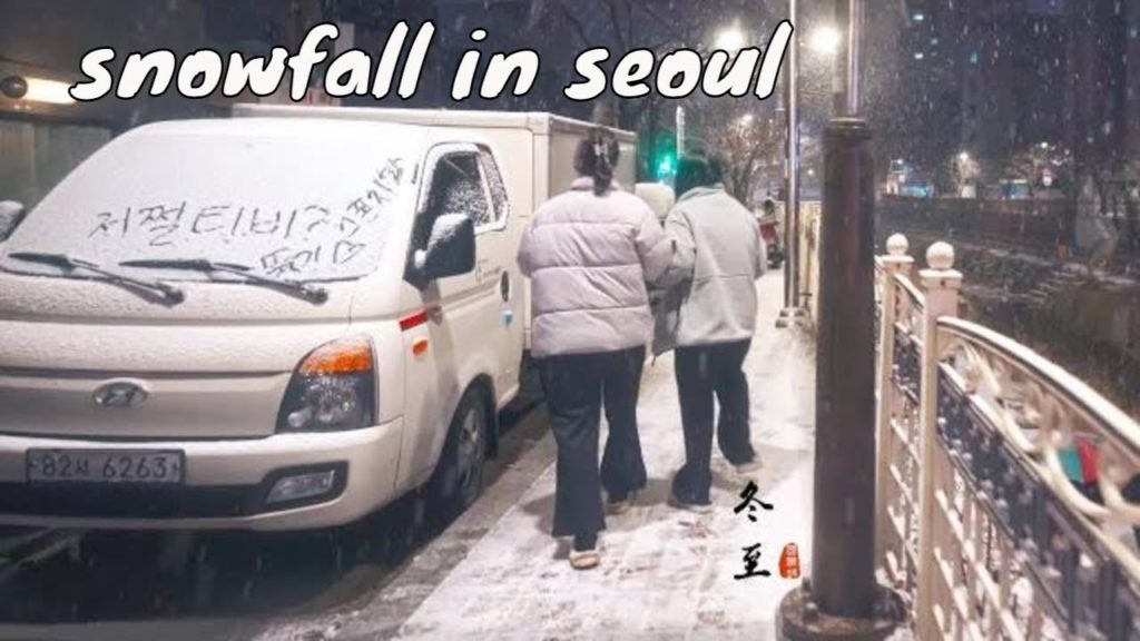 【4K hdr】 snowfall in seoul. walking tour. dark night street ambience