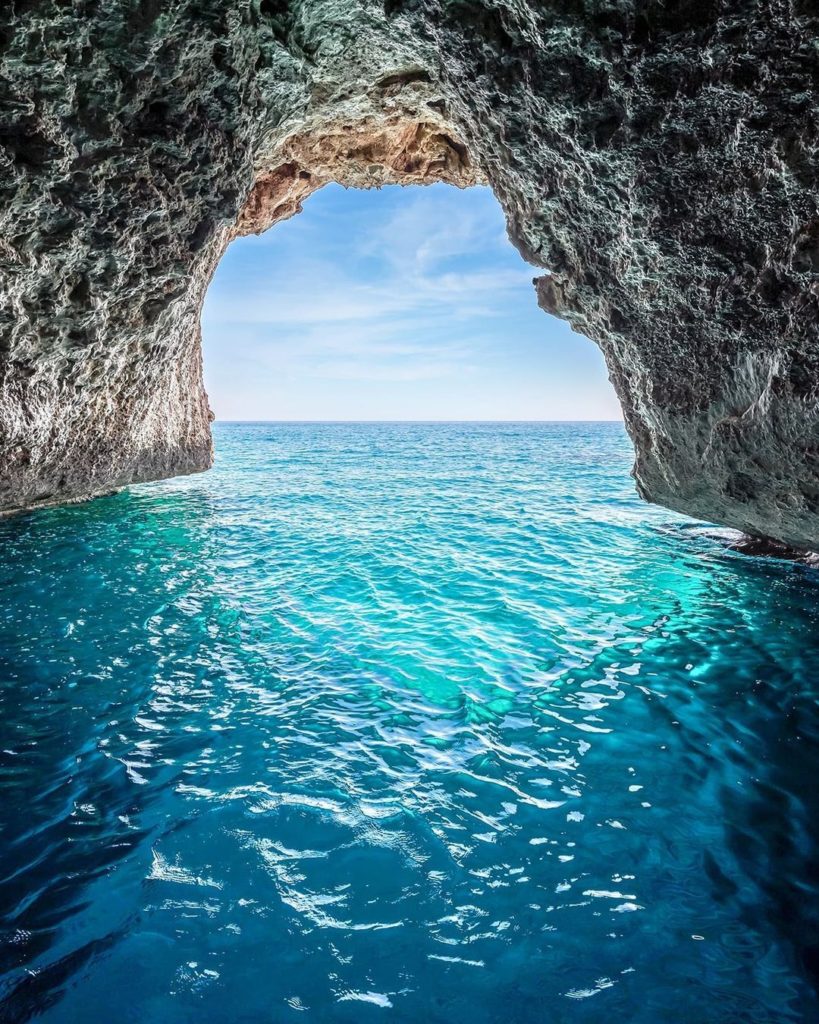 Japan Airline: .
透き通るほど美しいエメラルドブルーの海
いくつもの洞窟が見られる #サルデーニャ島 
#FreshAirJuly  The crystal clear em… .
透き通るほど美しいエメラルドブルーの海
いくつもの洞窟が見られる #サルデーニャ島 
#FreshAirJuly  The crystal clear em...