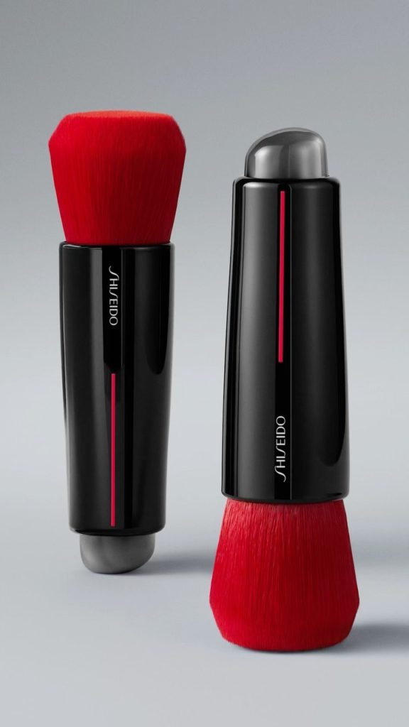 Get up close and personal with the DAIYA FUDE Face Duo. The gel tip mimics the e...