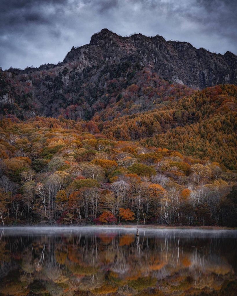 Visit Japan: The mirror-like surface of Togakushi Kagami Ike Pond reflects the brilliant fall… The mirror-like surface of Togakushi Kagami Ike Pond reflects the brilliant fall...