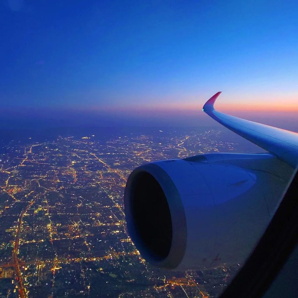 .
昼から夜へと表情を変える街並み
空から見るとなんだか心に沁みませんか？
#FreshAirJuly  Watching the transition fro...