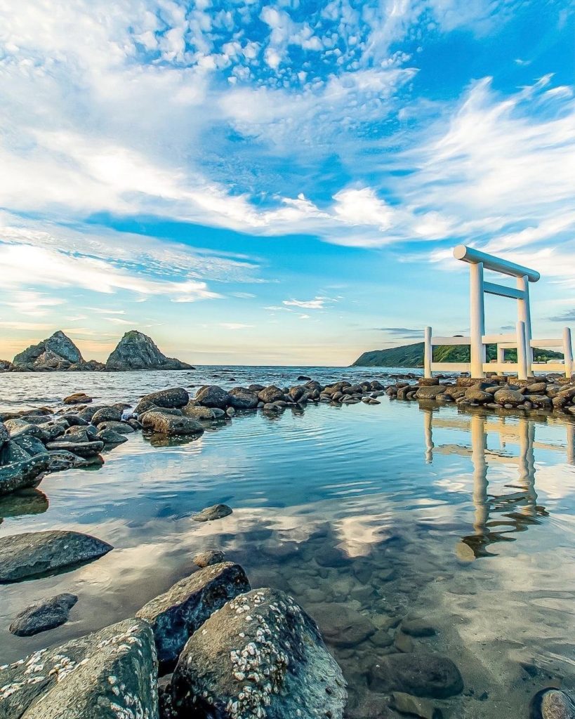Visit Japan: Have you ever seen a pair of married rocks?
A torii gate stands off the coast o… Have you ever seen a pair of married rocks?
A torii gate stands off the coast o...